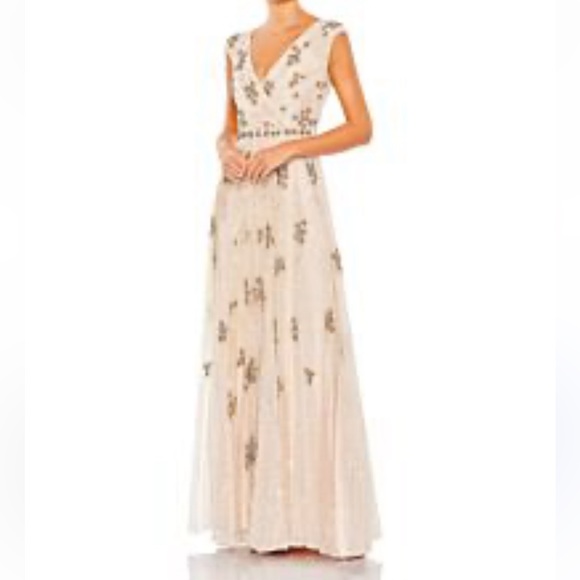 Mac Duggal 93575 Cap
Sleeve Embellished Gown
See NOTES - Picture 11 of 11